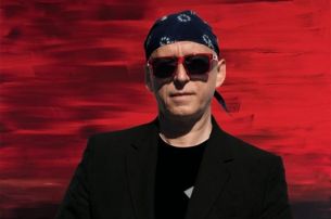 Herbert Brandl vor seinem Gemälde Ohne Titel, 2008 © Montage von Loys Egg unter Verwendung einer Fotografie von Manfred Rahs, 2011 Herbert Brandl vor seinem Gemälde Ohne Titel, 2008 © Montage von Loys Egg unter Verwendung einer Fotografie von Manfred Rahs, 2011