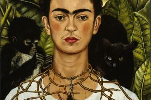 FRIDA KAHLO Selbstbildnis mit Dornenhalsband, 1940 Autorretrato con collar de espinas y colibrí Self-Portrait with Thorn Necklace and Hummingbird Öl auf Leinwand, 62,6 x 47,9 cm Nickolas Muray Collection, Harry Ransom Humanities Research Center, The Unive © Banco de México, Diego Rivera & Frida Kahlo Museums Trust, México, D.F./VBK, Wien, 2010 FRIDA KAHLO Selbstbildnis mit Dornenhalsband, 1940 Autorretrato con collar de espinas y colibrí Self-Portrait with Thorn Necklace and Hummingbird Öl auf Leinwand, 62,6 x 47,9 cm Nickolas Muray Collection, Harry Ransom Humanities Research Center, The Unive © Banco de México, Diego Rivera & Frida Kahlo Museums Trust, México, D.F./VBK, Wien, 2010