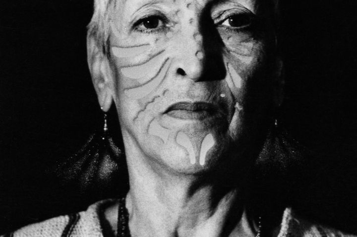 Meret Oppenheim, Porträt mit Tätowierung, 1980, Privatsammlung, Bern, Foto: Heinz Günter Mebusch, Düsseldorf © VBK, Wien, 2013 Meret Oppenheim, Porträt mit Tätowierung, 1980, Privatsammlung, Bern, Foto: Heinz Günter Mebusch, Düsseldorf © VBK, Wien, 2013